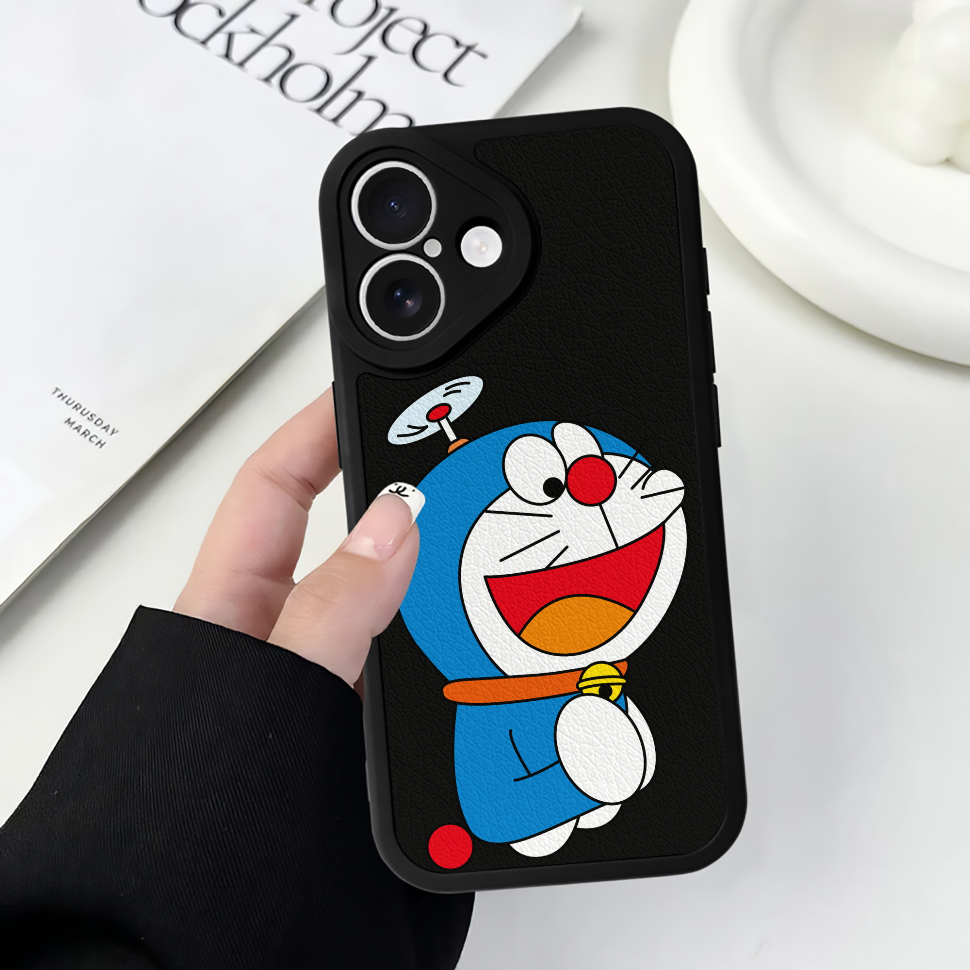 （画像用） ドラえもん Doraemon 【iPhone 16シリーズ対応】シリコンスマホケース（レザー調） 材質：シリコン